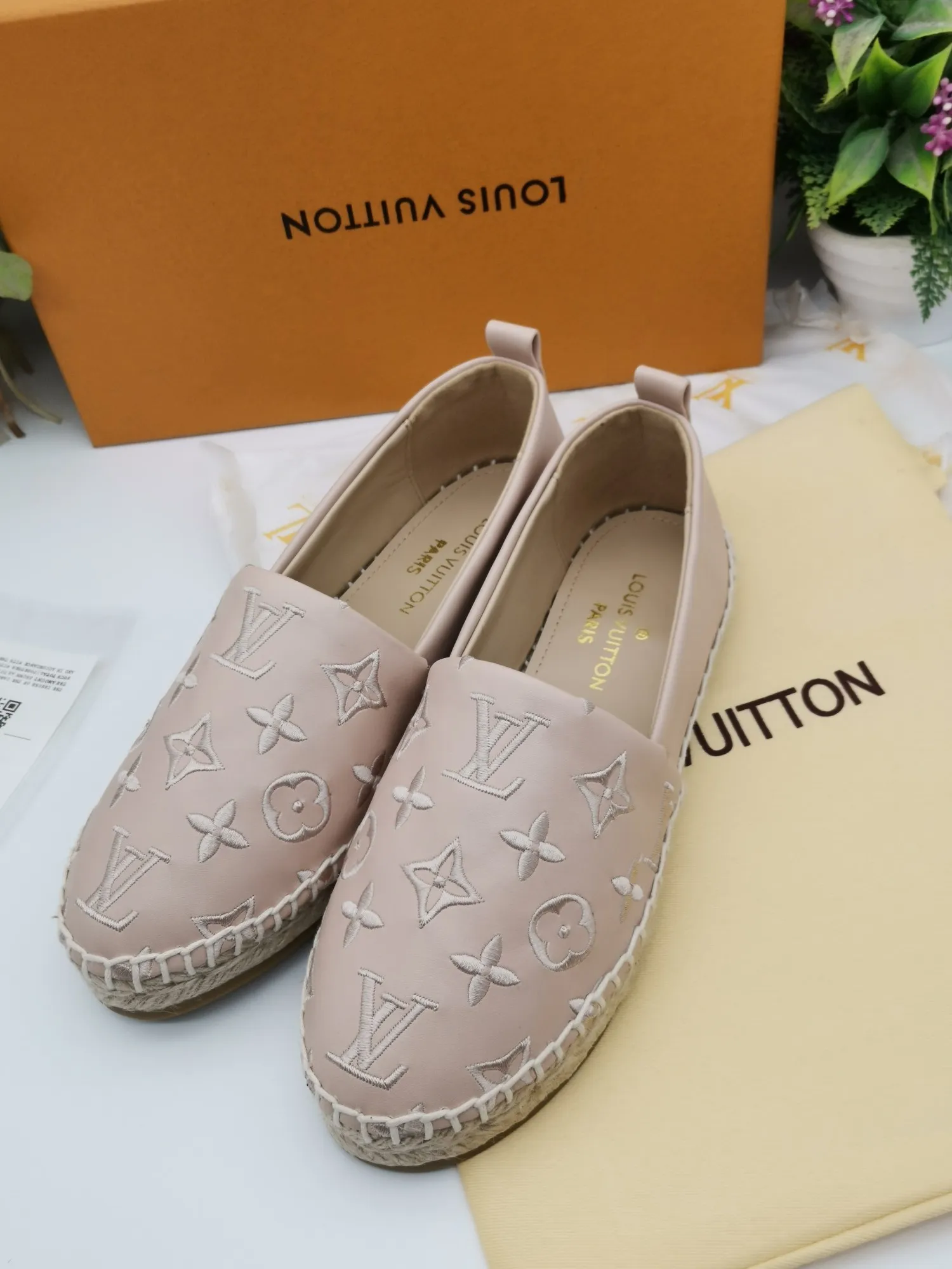 👟👟Ex-factory price 360👟👟 Men +10 LV couple model counter 19ss autumn and winter new straw women's mixed material gold thread letter fisherman shoes 4⃣Color: pink, apricot, yellow, black, blue. 6⃣Women’s model: sizes 34-41. Men's 40 to 46